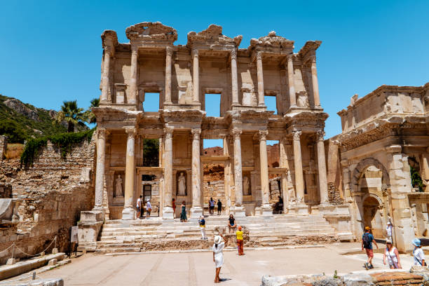 люди наблюдают за руинами целса в древнем городе эфес в турции - ephesus greek culture temple greece стоковые фото и изображения