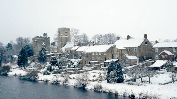 west tanfield, north yorkshire, angleterre, royaume-uni dans la neige. - yorkshire dales photos et images de collection