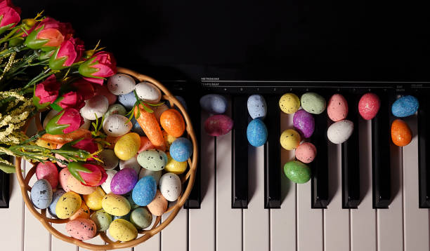 paschal paskalya yumurtaları ve piyano tuşları - ostern stok fotoğraflar ve resimler