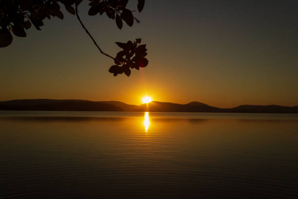 hermosa puesta de sol sobre watson taylors lake en crowdy bay national park, nueva gales del sur, australia - cloud morning delta landscape fotografías e imágenes de stock