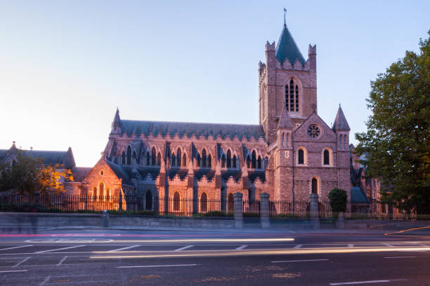 крайстчерчский собор в дублине, ирландия - christ church cathedral стоковые фото и изображения