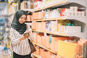 eine-asiatische-moderne-malaiische-kundin-mit-hijab-auf-der-suche-nach-einem-medizinischen.jpg?b=1&s=170x170&k=20&c=0XsT2yBWbe_Hlwx9lez9zR5j0CWshEJ9IY2na0ng6rU=