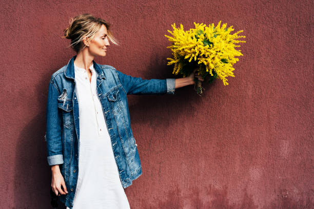 mujer en gafas de sol sostiene en su mano extendida un ramo de flores de mimosa amarilla - florist women bouquet spring fotografías e imágenes de stock