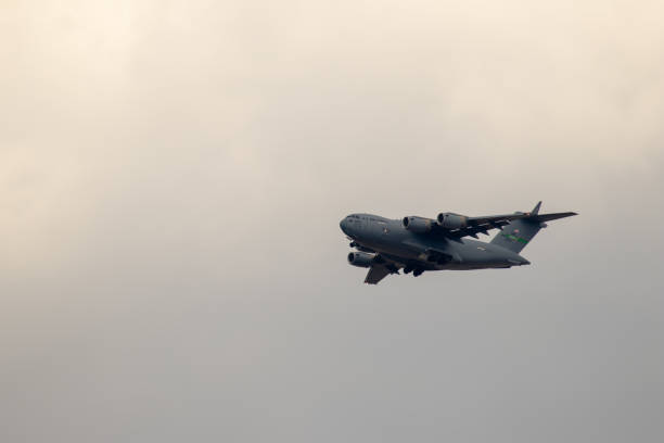 us-flugzeug hercules c-130 in der nähe des luftwaffenstützpunkts ramstein - kaiserslautern stock-fotos und bilder