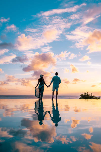 pareja de vacaciones en la isla tropical de santa lucía, hombres y mujeres viendo la puesta de sol santa lucía caribe - honeymoon beach swimming pool couple fotografías e imágenes de stock