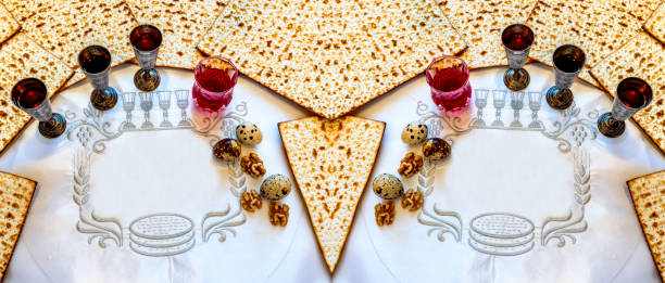 nourriture de pain sans levain - matzah et verre de vin rouge pour les vacances juives de la pâque. - passover judaism seder kiddush cup photos et images de collection