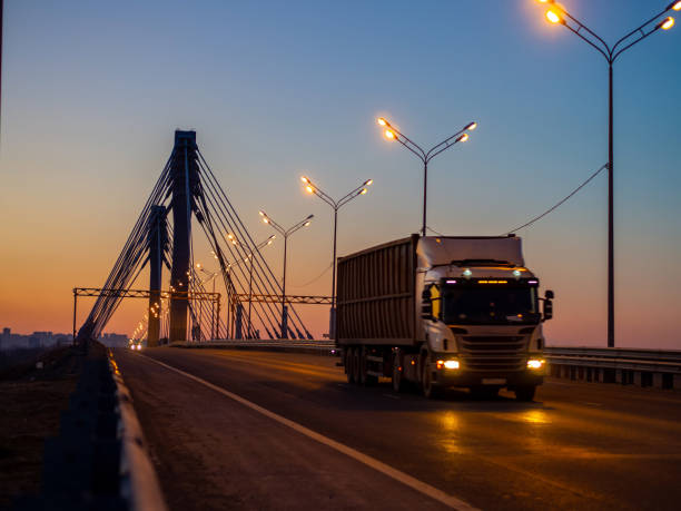 Camión en carretera - foto de stock