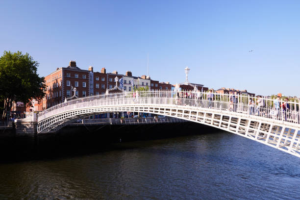 widok wzdłuż nabrzeży w dublin city, irlandia - dublin ireland hapenny bridge republic of ireland city zdjęcia i obrazy z banku zdjęć