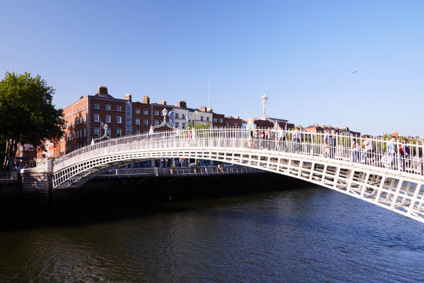 вид на набережные дублина, ирландия - dublin ireland hapenny bridge republic of ireland city стоковые фото и изображения