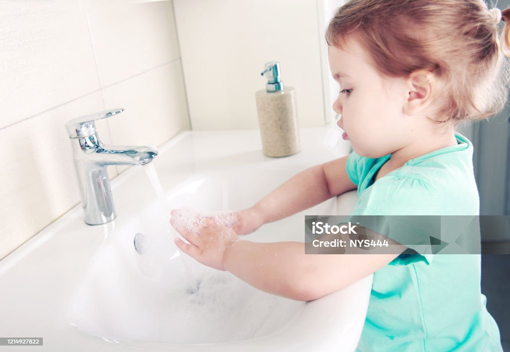 Bambini Che Si Lavano Le Mani Con Sapone Concetto Di Igiene Per Bambini -  Fotografie stock e altre immagini di Acqua - iStock