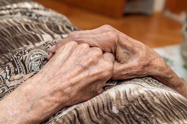 非常に古い先輩女性の手、しわの皮膚、老化プロセス - old senior adult women tired ストックフォトと画像