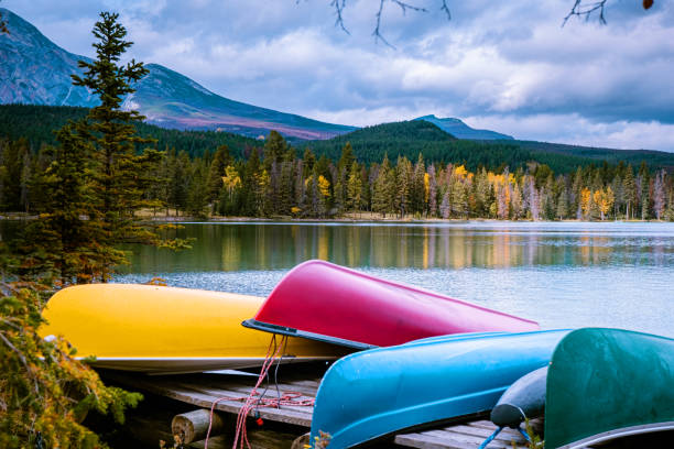 jasper town canada, a orillas del lago con colorido kayak, amanecer junto al lago en jasper, lac beauvert alberta canadian rockies canada - dawn mountain range mountain canadian rockies fotografías e imágenes de stock