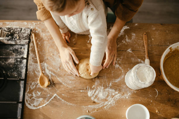 hacer una masa - baking food cookie breakfast fotografías e imágenes de stock