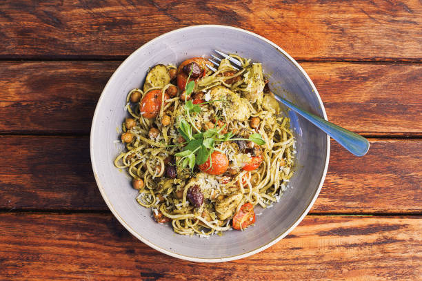 plantaardige pasta - spaghettibandjes stockfoto's en -beelden