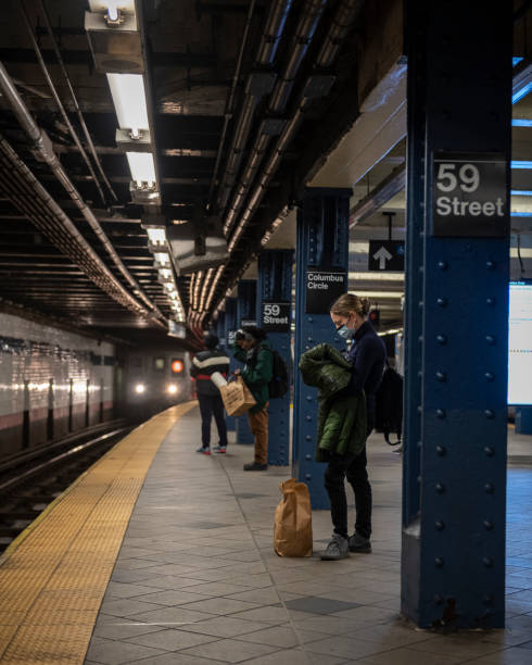 in sella alla metropolitana di new york durante la pandemia di coronavirus - subway station subway train new york city people foto e immagini stock