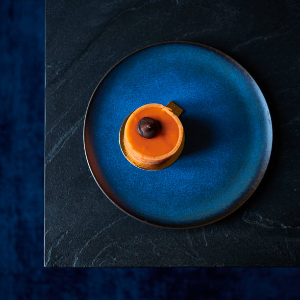 orange cake on blue plate - blue plate fotos imagens e fotografias de stock