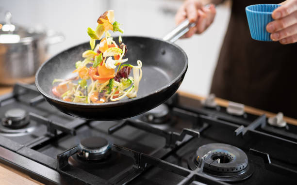 プロのシェフが食べ物を引き付ける - chef cooking food pan ストックフォトと画像