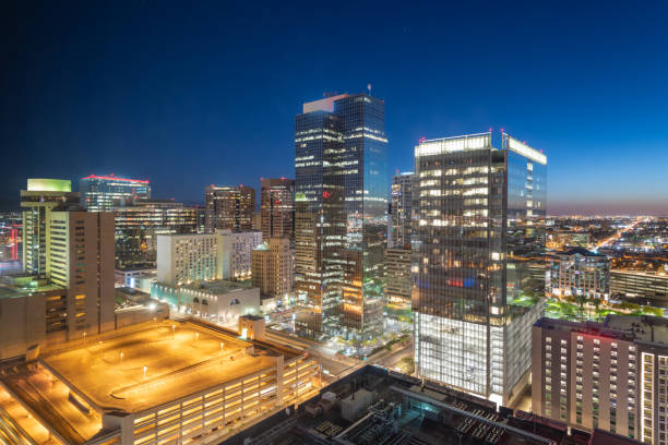 phoenix, arizona, eua cityscape - phoenix arizona city road - fotografias e filmes do acervo