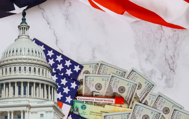 senado e câmara dos deputados do pacote de estímulo saque do pacote financeiro do governo para as pessoas bandeira americana cédula de dólar americano banco dos estados unidos governo dos estados unidos - blood bank - fotografias e filmes do acervo