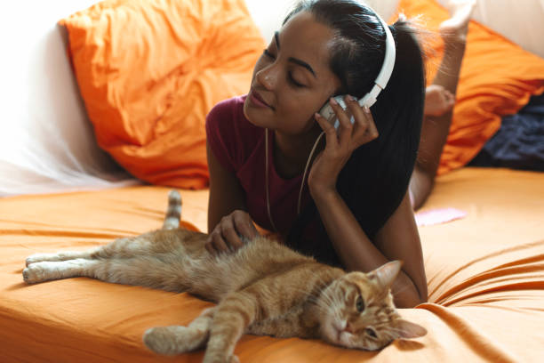 행복한 여자 에 홈 청취 음악 과 포옹 그녀의 고양이 - shorthair cat audio 뉴스 사진 이미지