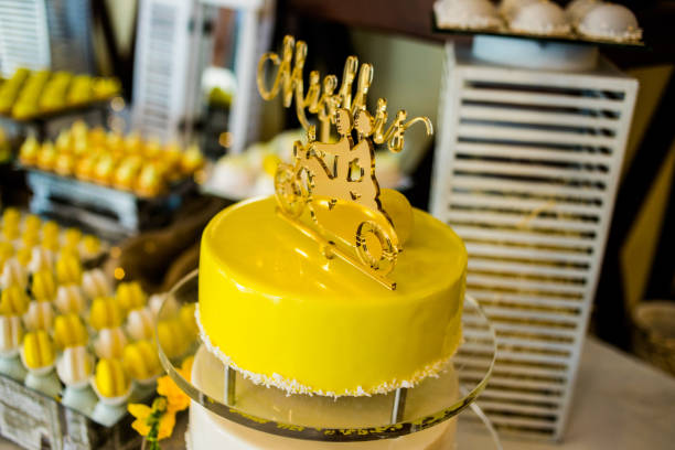 黄色と灰色の美しいケーキは、オートバイの姿で飾られています - cake yellow sweet food banquet ストックフォトと画像