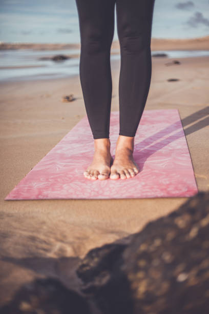 Female feet yoga mat - fotografia de stock