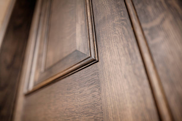 feche acima de detalhes de panneling em uma porta de madeira com uma profundidade rasa de campo - wooden doors - fotografias e filmes do acervo