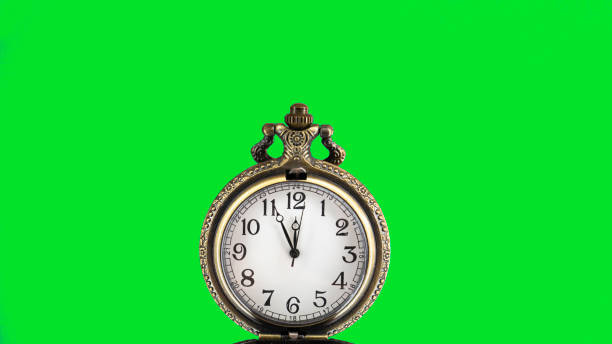 5 minuten bis 12 uhr. alte taschenuhr auf grünem hintergrund. kopieren sie den bereichsbereich für text. - oclock flash stock-fotos und bilder