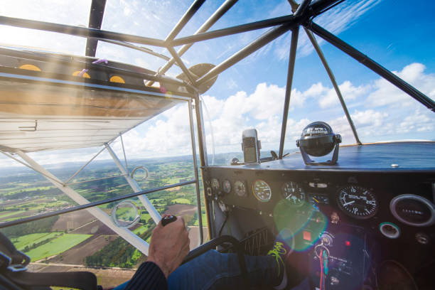 vista del interior de un ultraligero durante el vuelo. - avión ultraligero fotografías e imágenes de stock