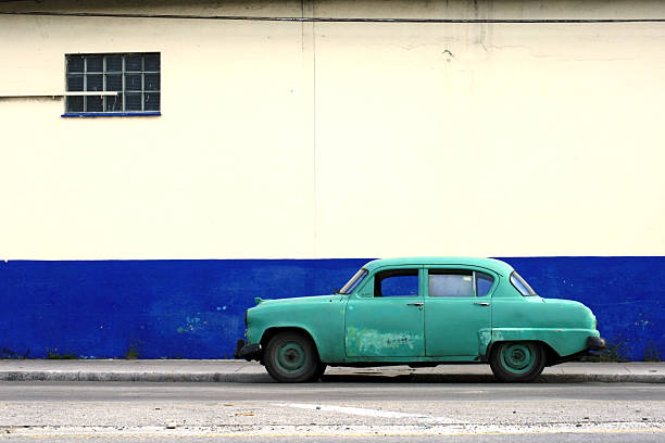 Coche viejo en la Habana, Cuba - foto de stock