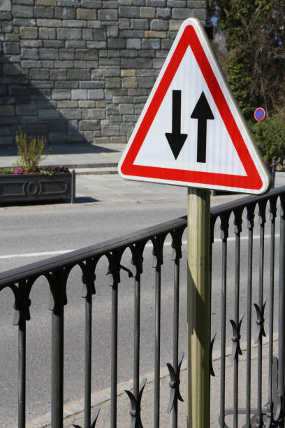 tráfico bidireccional. saint-gervais-les-bains. alta saboya. auvernia-ródano-alpes. francia. - arrow sign road sign fence fotografías e imágenes de stock