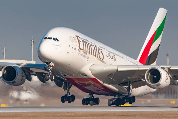 avión emirates airbus a380 en el aeropuerto de múnich - commercial airplane airplane airbus passenger fotografías e imágenes de stock