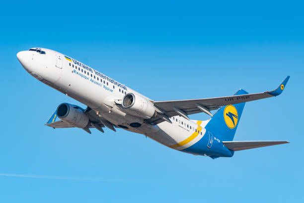 münih havaalanında ukrayna uluslararası boeing 737 uçak - boeing 737 max stok fotoğraflar ve resimler