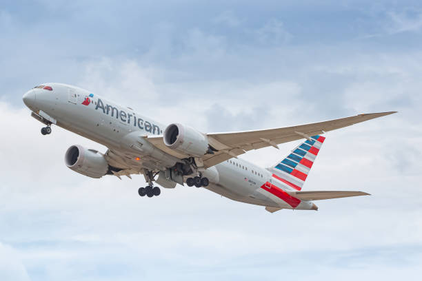 самолет boeing 787 dreamliner авиакомпании american airlines в цюрихе - boeing 787 air vehicle airplane стоковые фото и изображения