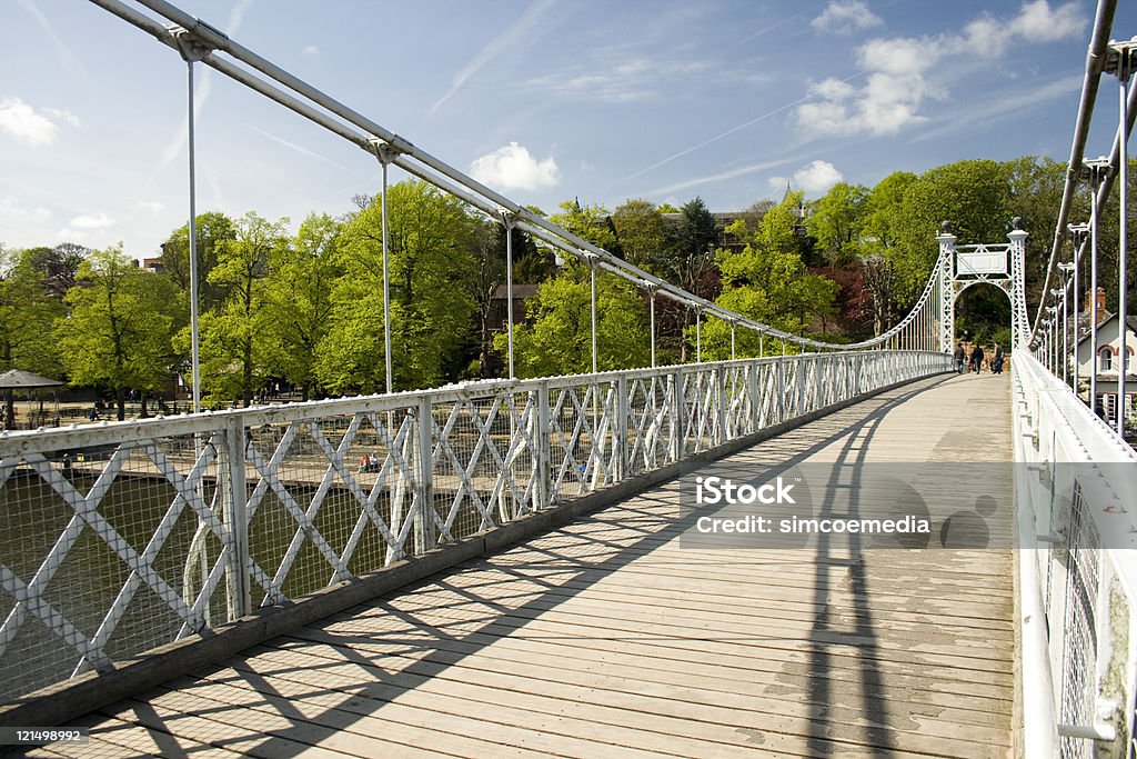 Suspensión puente sobre el río Dee en Chester - Foto de stock de Aire libre libre de derechos