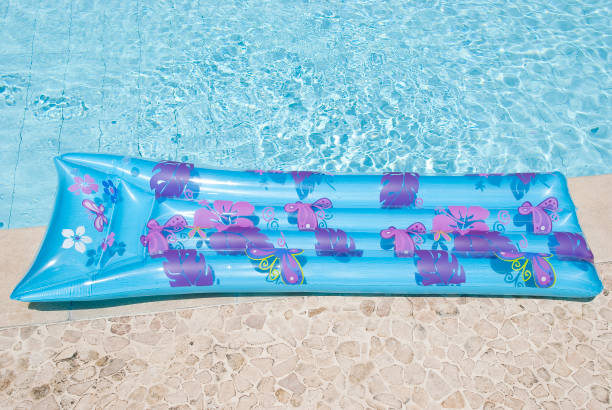 matelas gonflable; flotteur de piscine. - blue mattress vacations toy photos et images de collection
