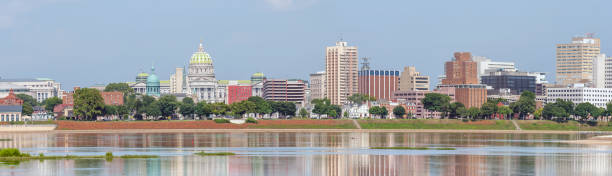 panorama de harrisburg et rivière susquehanna - pennsylvania harrisburg government state photos et images de collection