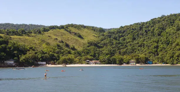 The beach of the Goes, which has access only by sea, is in front of the city of Santos and is one of the preferred by canoes and who uses stand up paddle on the weekends for leisure.