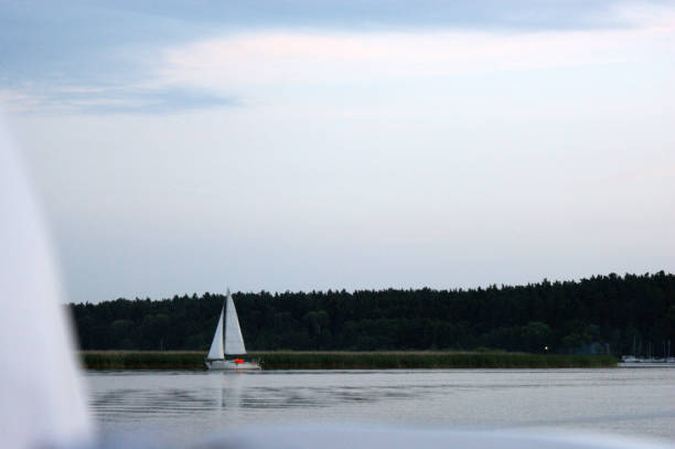 segelboot schwimmt auf dem see und blauer himmel segelt - sailboat storm teamwork competition stock-fotos und bilder
