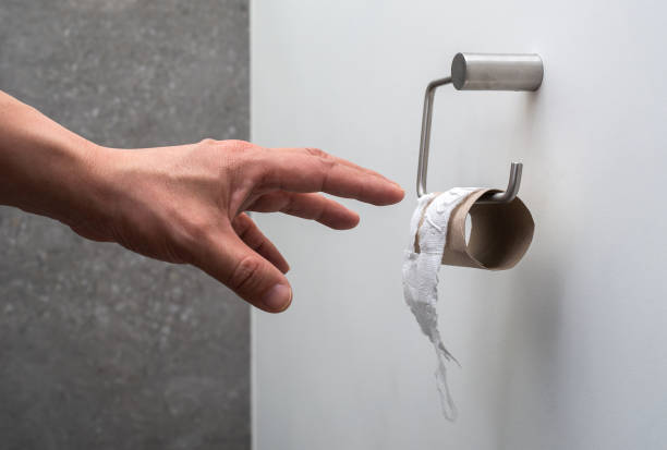빈 화장지 홀더에 손을 뻗는다 - paper towel public restroom hygiene cleaning 뉴스 사진 이미지