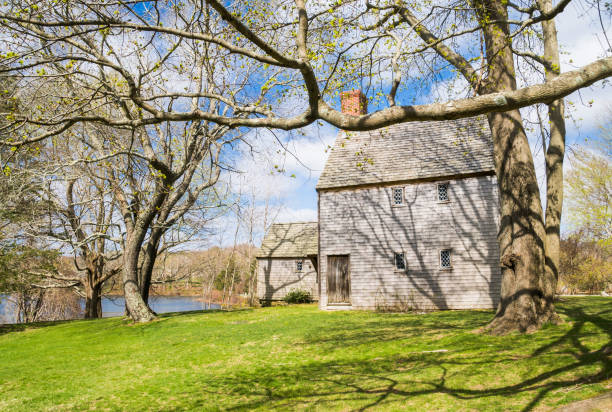 hoxie house on the pond - daffodil spring flower new england imagens e fotografias de stock