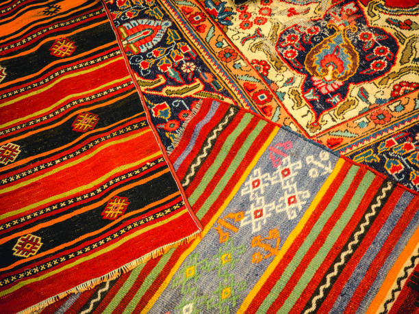 tapisserie turque avec des ornements disposés sur le sol. il tissé par des artisans en cappadoce. - tapestry anatolia traditional culture turkey photos et images de collection