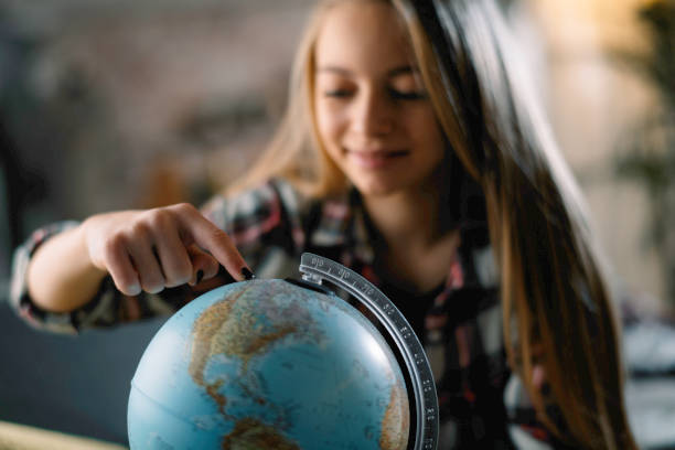 hermosa joven descubriendo mundo. - curiosity searching discovery home interior fotografías e imágenes de stock