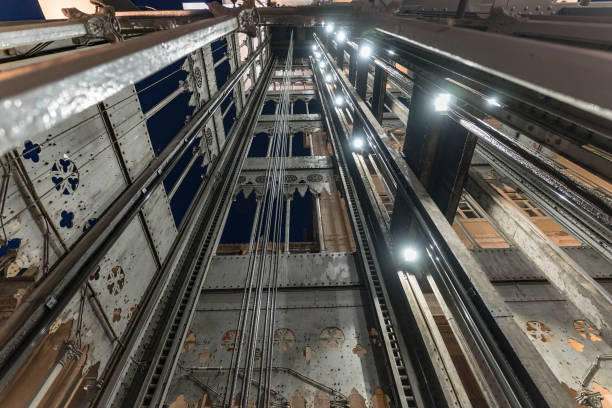 lisbon elevador de santa justa castelo de sao jorge at night - southern europe public transportation international landmark local landmark - fotografias e filmes do acervo