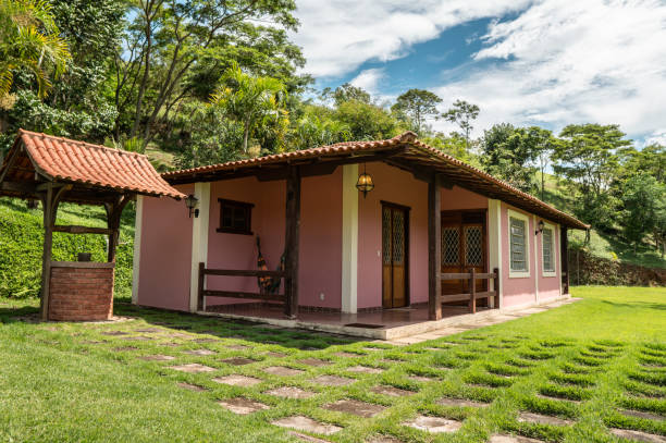 casa rosa na floresta - casa de campo - fotografias e filmes do acervo