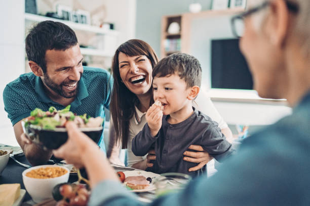 babcia, matka, ojciec i chłopiec obiad - child eating healthy eating healthy lifestyle zdjęcia i obrazy z banku zdjęć