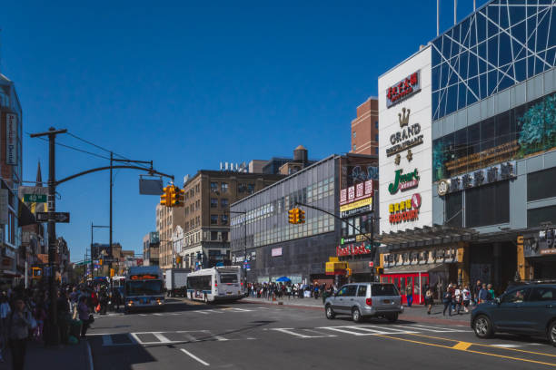 tráfico en main street en flushing chinatown - flushing fotografías e imágenes de stock