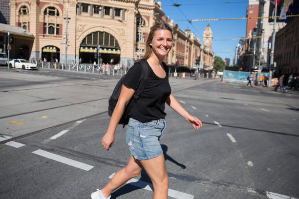 mulher feliz explorando melbourne a pé - melbourne tourist people traveling women - fotografias e filmes do acervo