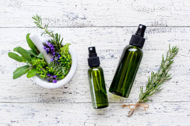 natürliche hautpflege kräuterkosmetik - herbal medicine rosemary herb aromatherapy stock-fotos und bilder