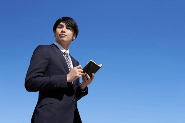 um homem de negócios japonês - job search note pad business person interview - fotografias e filmes do acervo